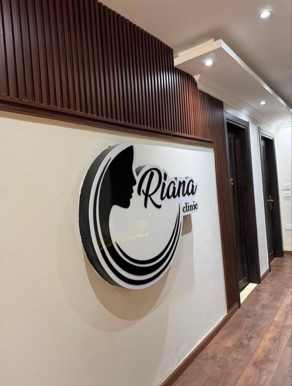 أخصائي علاج طبيعي يتابع حالة داخل Oriana Clinic